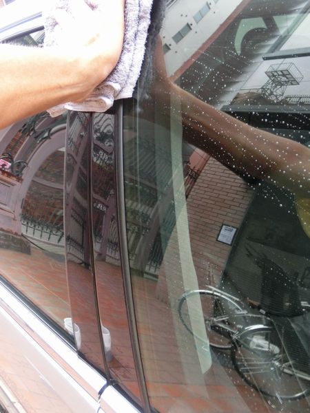 車のガラスからペンキを取り除けるカーケア用品
