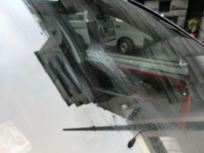 車のガラスからペイント塗料を取り除く方法とコツ