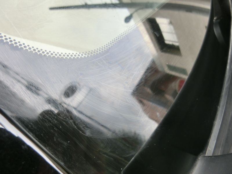 車のガラスから鉄粉を落とす方法とコツ