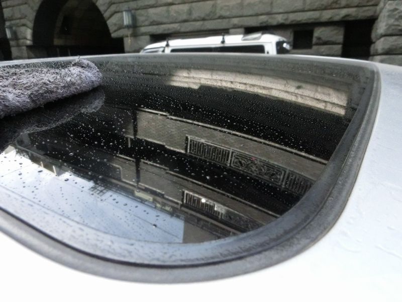 車の窓ガラスルーフに水滴が残らない水洗い方法