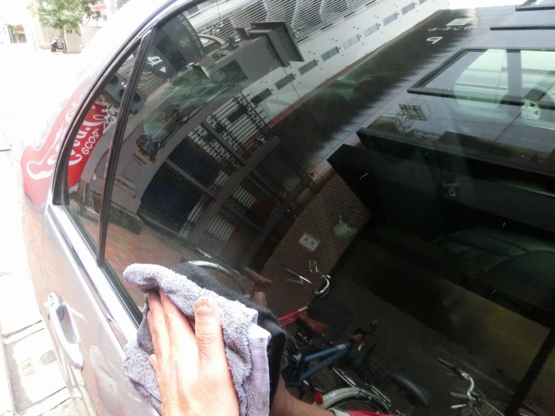 バケツ１杯の水で簡単にできる車の窓ガラス仕上げ