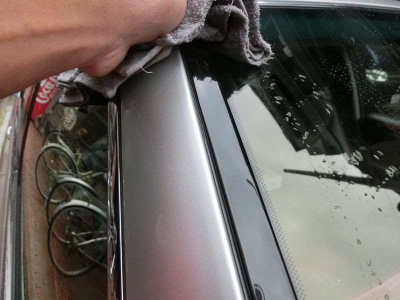 水滴がウロコ状になって残らない洗車方法学べます