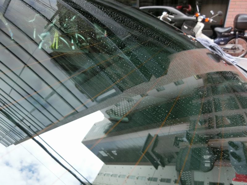 車のリヤガラスを透き通らせて視界良好の安全確認