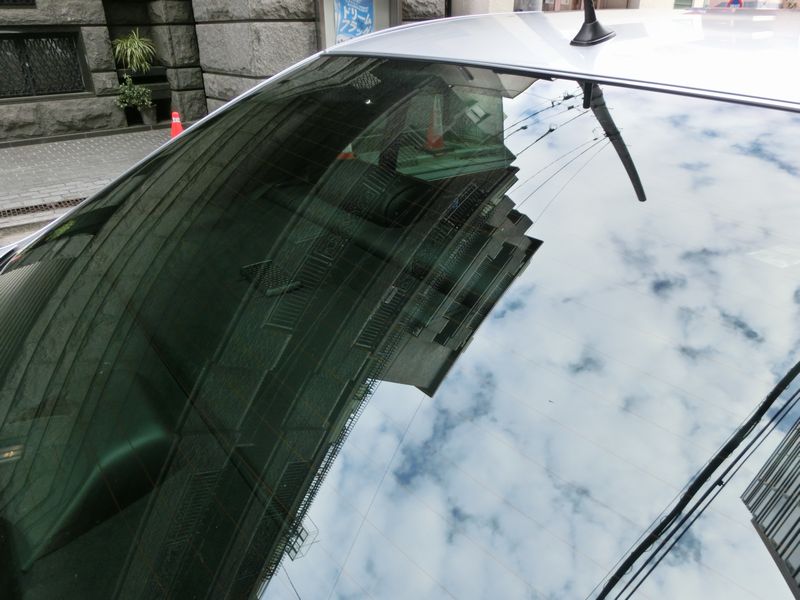 透き通った車のリヤガラスは安全確認に優れた効果