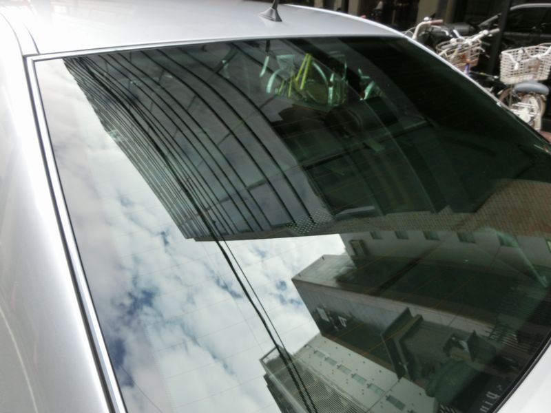車のリヤガラスが透き通ると走行時の安全確認UP