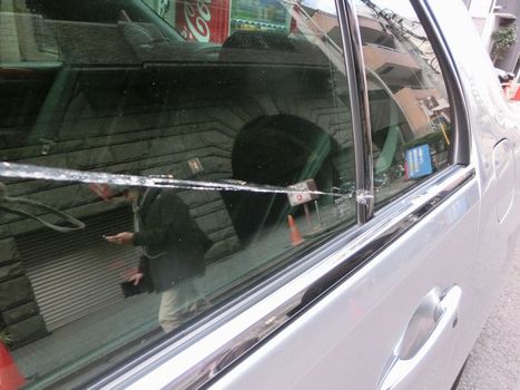 車の窓ガラスについた対象物の塗料を簡単に落とす