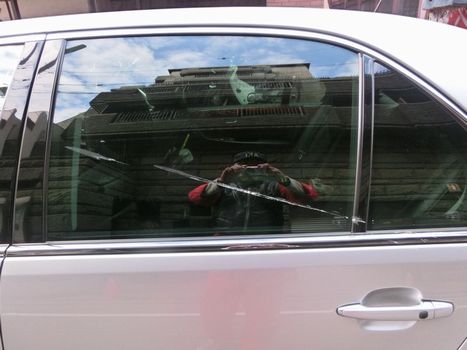 車の窓ガラスについた対象物のペンキ落としの方法