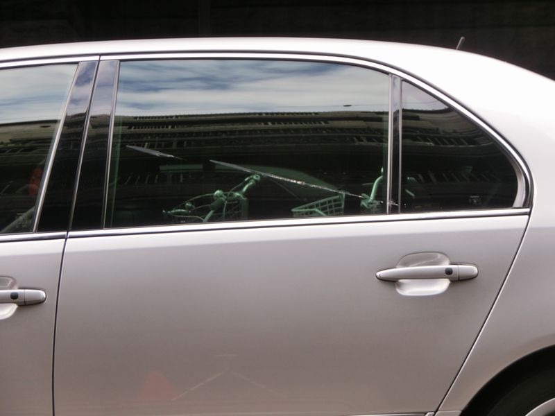 擦って車の窓ガラスに付着した塗料を落とす方法