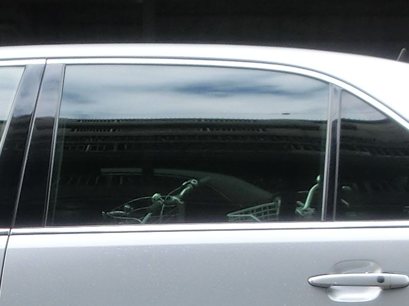 車の窓ガラスに付いた塗料やペンキを落とす方法