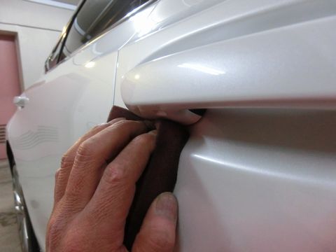 車のドア取っ手に埋まったワックスを簡単に取る方法