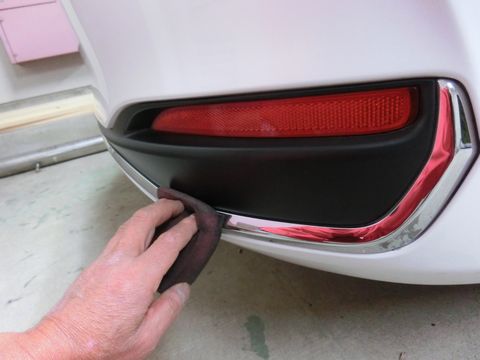 車のモールの溝に埋まったワックスの固まりを取る方法