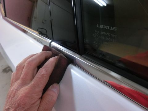 車の隙間に埋まったワックスの固まりを簡単に取る方法
