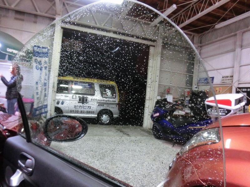 車のガラスがどしゃ降り雨でも見やすい保護膜効果