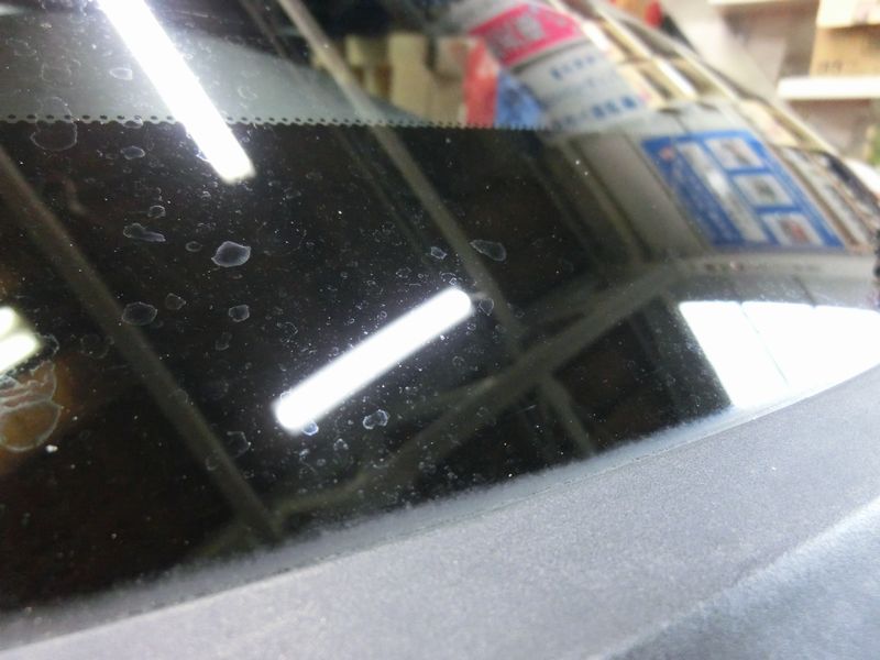 気になる車のガラスの雨染みを取り除く簡単な方法