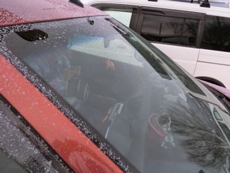 車のガラスに凍りついた氷雪を簡単に解凍する方法
