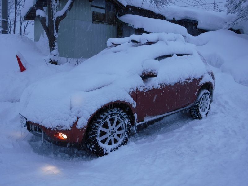 寒冷地で取り入れて便利な車に積もった除雪方法