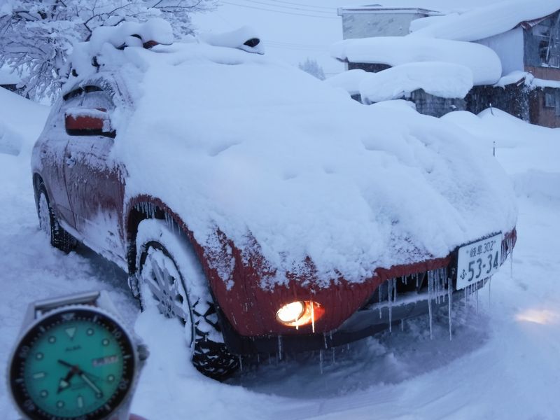 雪国で取り入れて便利な車に積もった除雪方法
