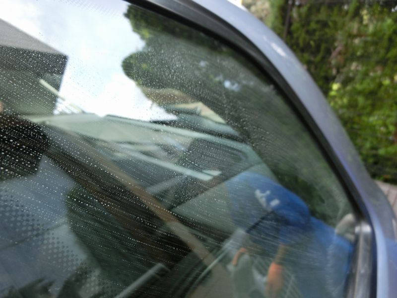 車の窓ガラスの油膜を簡単に取る方法教えます