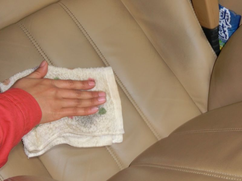 車の革張りシート簡単クリーニングのお手入れ方法