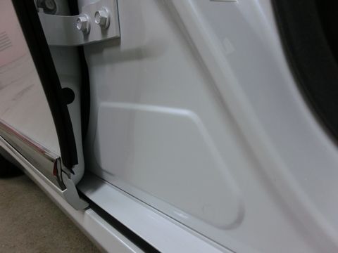 車のドア内側まで徹底的に仕上げる出張洗車