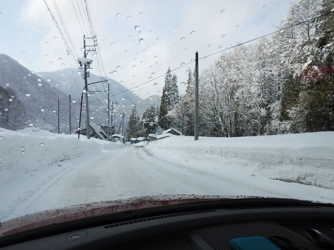 車のフロントガラスに積もった雪を暖気で除去する方法