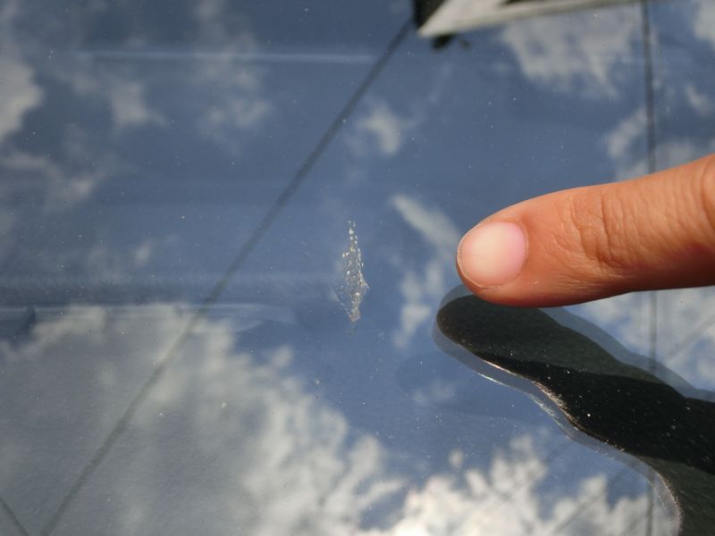 車の窓ガラスにこびり付いた虫殻を簡単に落とす方法