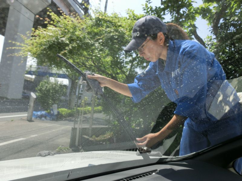トヨタ・ボクシーのフロントガラス簡単窓洗い洗車方法