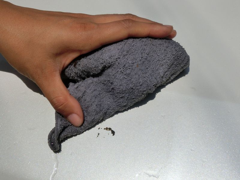 車に付いた鳥の糞をタオル１枚で簡単に洗い落とす