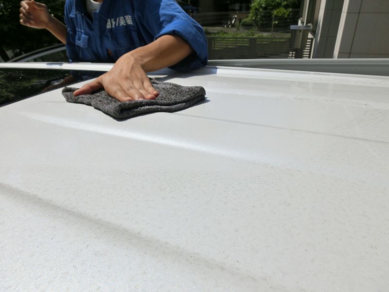 脚立を使わないで簡単に出来るミニバンの屋根洗い