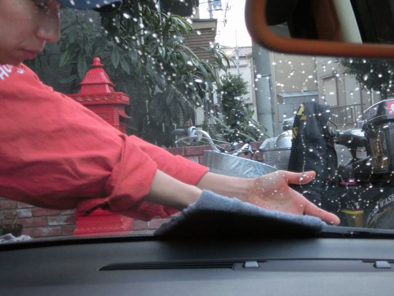 只の水とタオルだけで簡単に出来る車の窓ガラスケア