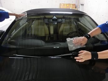黒い車を長くきれいな状態に保つ手洗い洗車方法