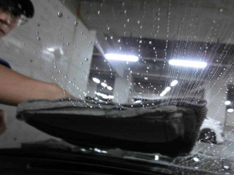 女性が車の窓ガラスを超見やすくするお手入れ方法