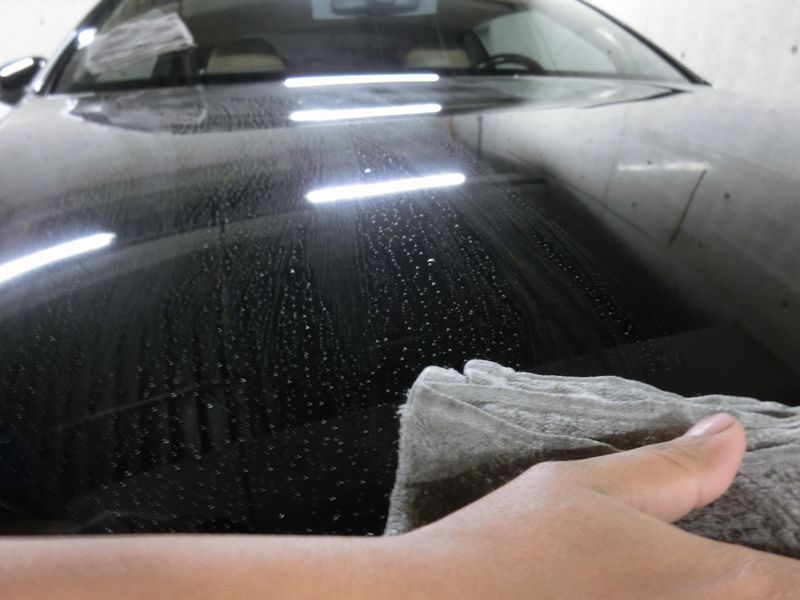 誰もがとことん楽しめる黒い車の手洗い洗車方法