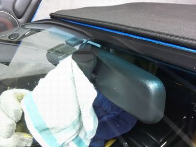 車の室内ガラスシール剥がしに役立つ窓ガラスコート