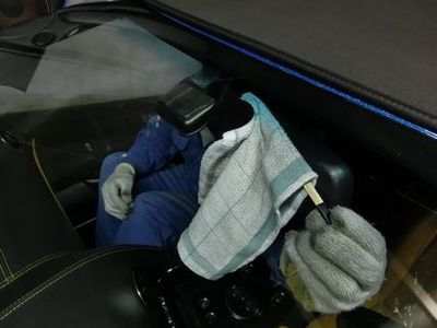 車の室内ガラスシール剥がしに便利な窓ガラスコート