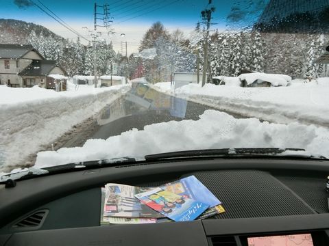 スキー行くなら雪に見易い車のガラスにするケア用品
